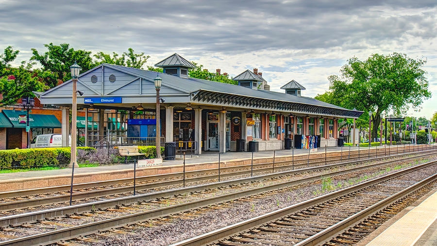 Elmhurst Metra station - downtown Chicago in 28 minutes - 281 E North End Ave