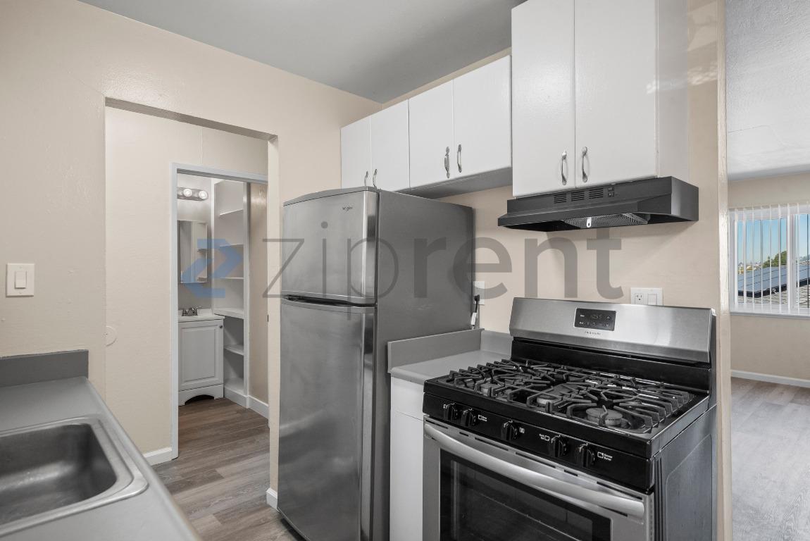 Building Photo - Unit 204