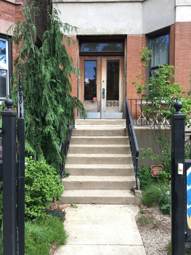 Primary Photo - 2908 W Dickens Ave