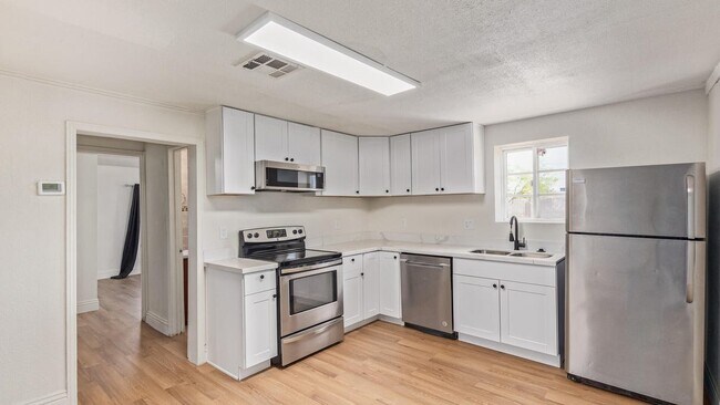 Building Photo - 1429 S 10th Ave