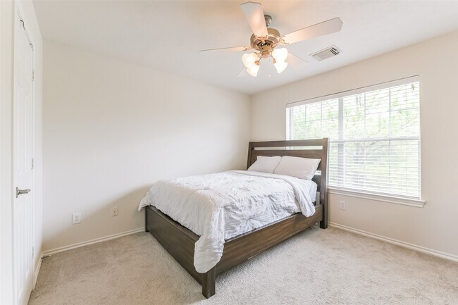 Building Photo - 5418 Lilac Grove Ln