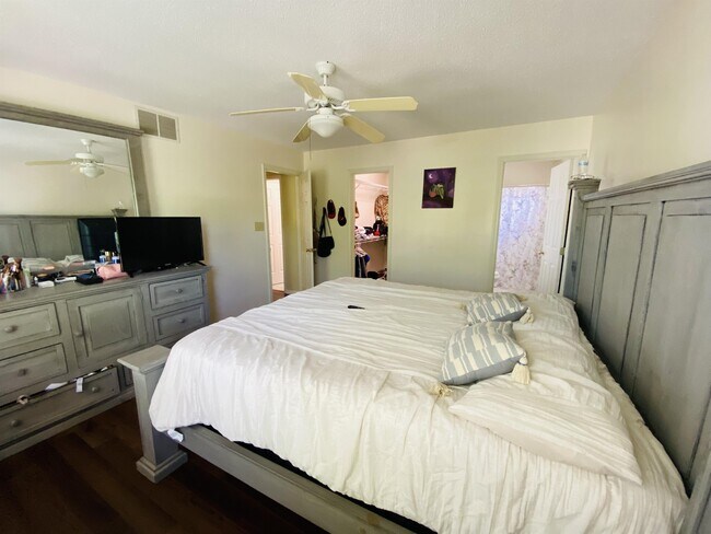 Building Photo - 2249 S Sweetbriar Ct