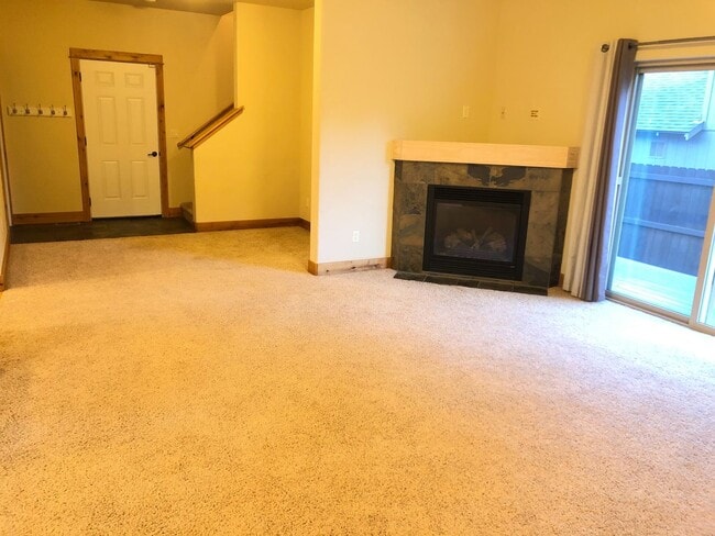 Building Photo - Great 3 Bedroom SW Bend Single Family Home