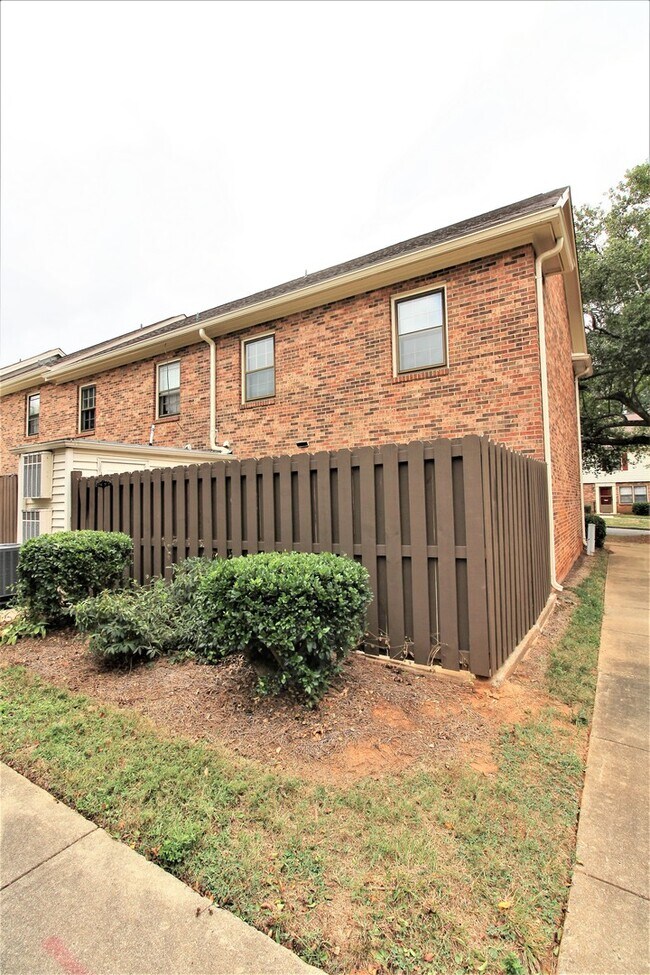 Building Photo - 6424 Old Pineville Rd