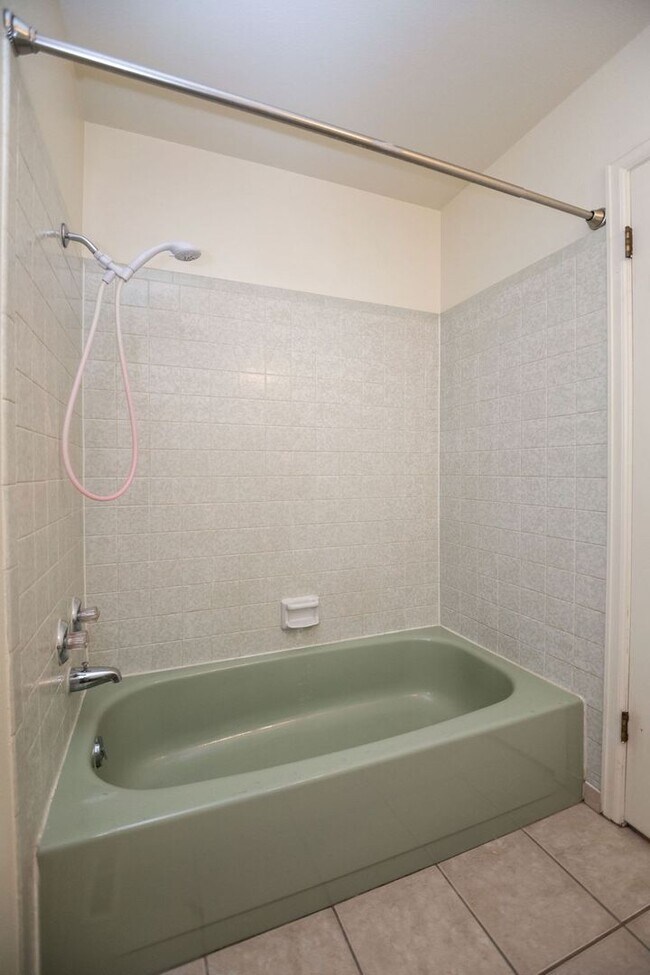 Building Photo - Spacious 4 Bedroom in Mid-Town Fort Collins