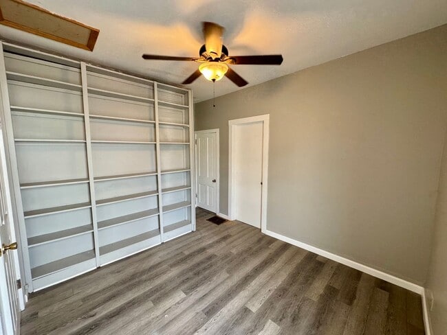 Building Photo - short term lease available