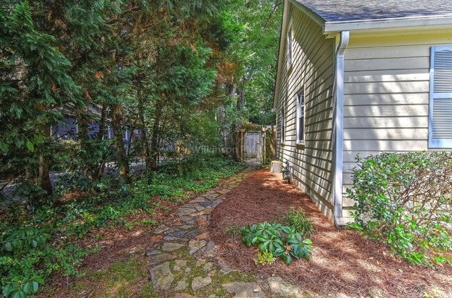 Building Photo - Cottage Home in Plaza Midwood 2Bd/1Bth wit...