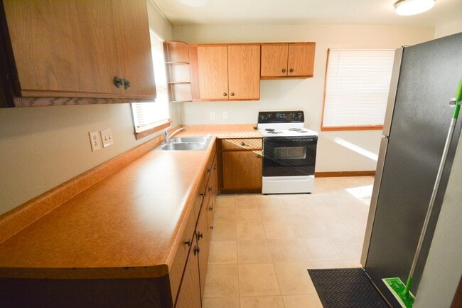 Building Photo - Ranch style apartment in duplex with finished basement space!