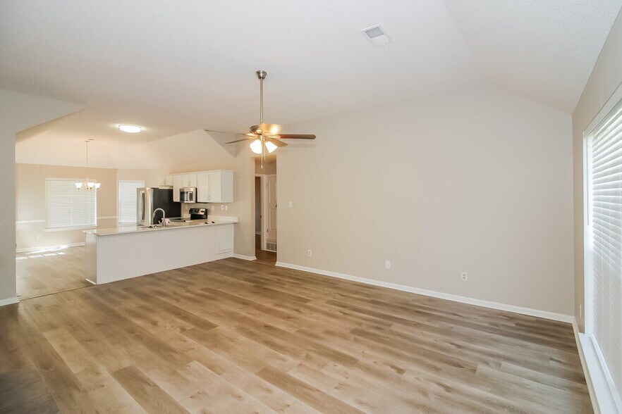 Building Photo - 160 Garden View Dr