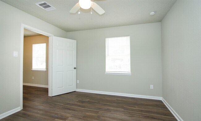 Building Photo - 6110 Glen Lee Dr