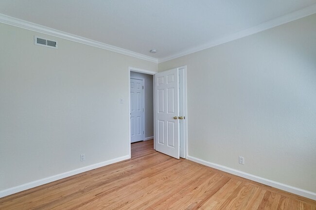 Building Photo - Charming & Refreshed Well-Maintained 4 Bed...