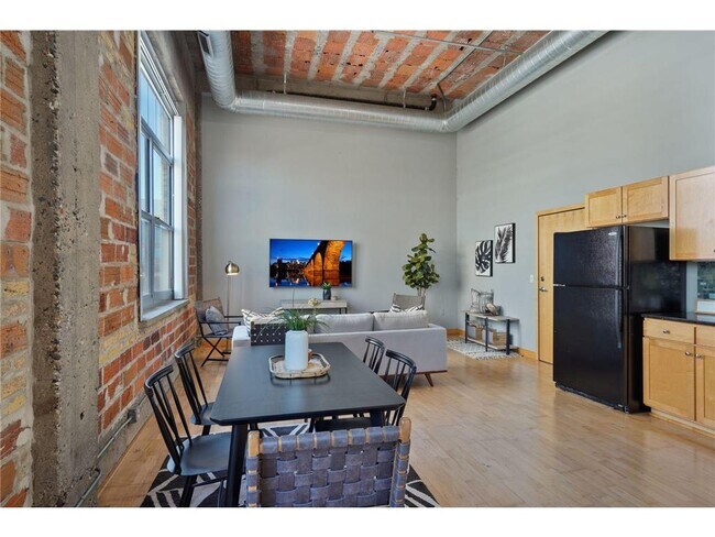 Building Photo - 521 S 7th St