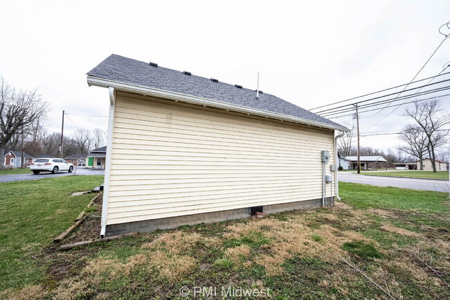 Building Photo - "Cozy 1-Bedroom Haven in Greenfield with E...