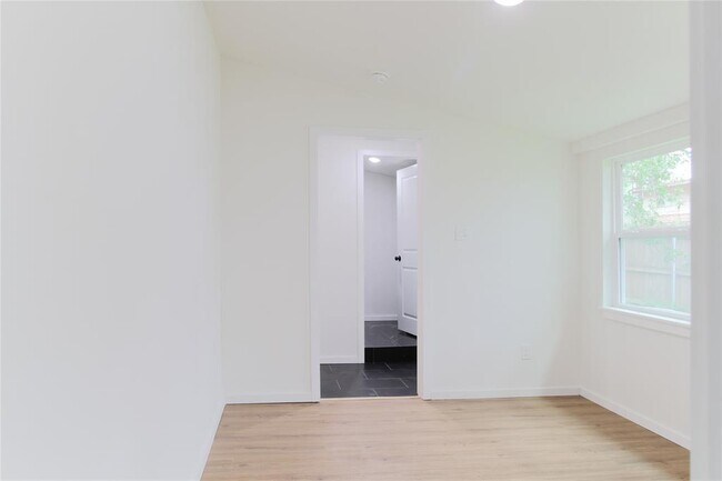 Building Photo - 305 Rowland Dr