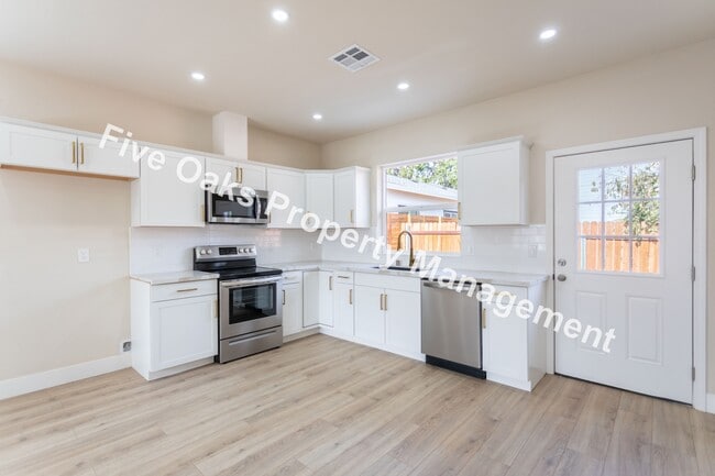 Building Photo - 811 1/2 Natoma St-