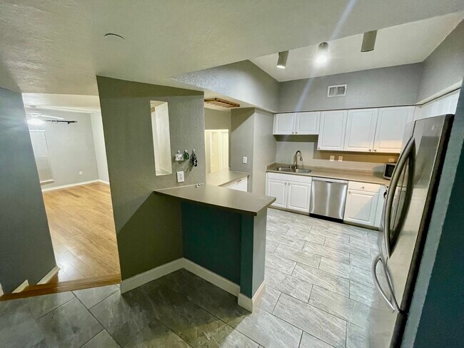 Building Photo - 402 S Armenia Ave