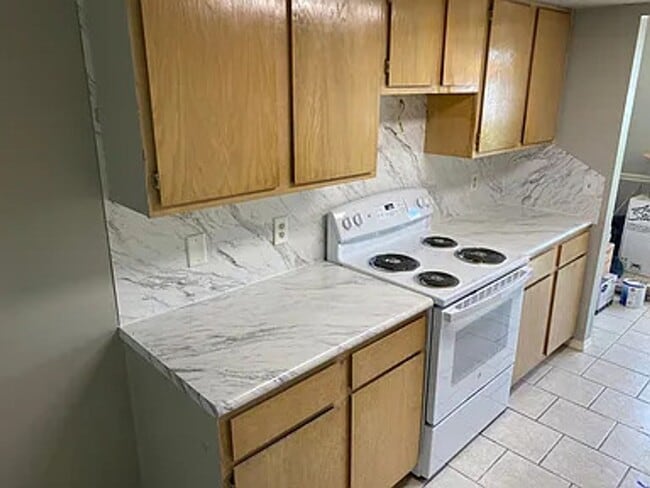 Building Photo - Available January 1st! 2 Bedrooms, 1.5 Bathrooms Two-Story Townhouse in Farmington