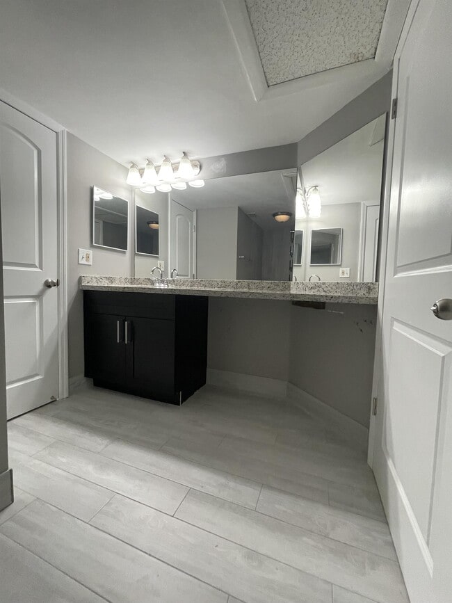 Building Photo - 2820 N Oakland Forest Dr