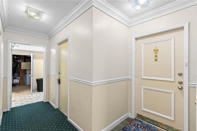 Building Photo - 6851 Roswell Rd