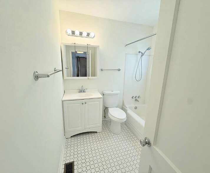 Building Photo - 1023 W Gardner St