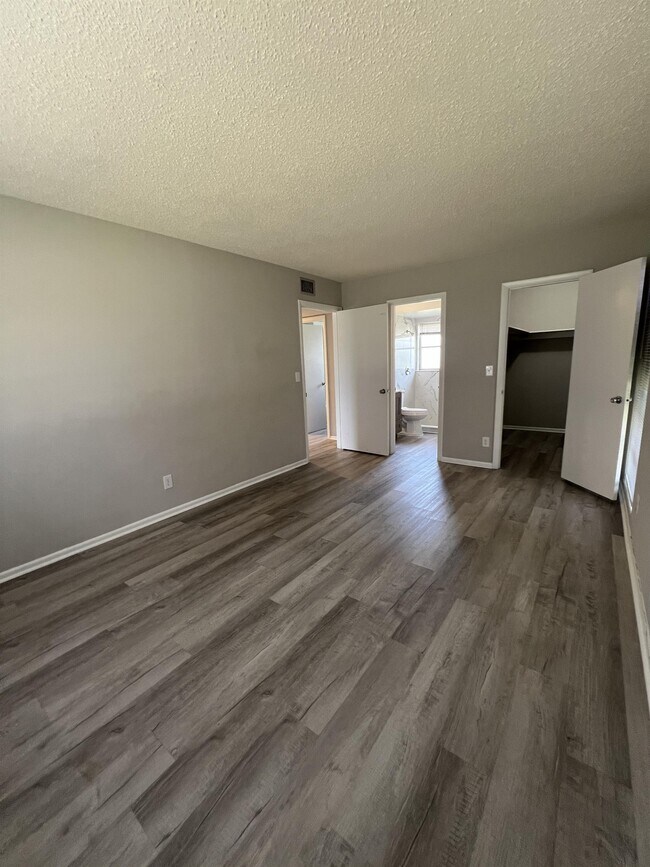 Building Photo - 1920 W Lakeview Blvd