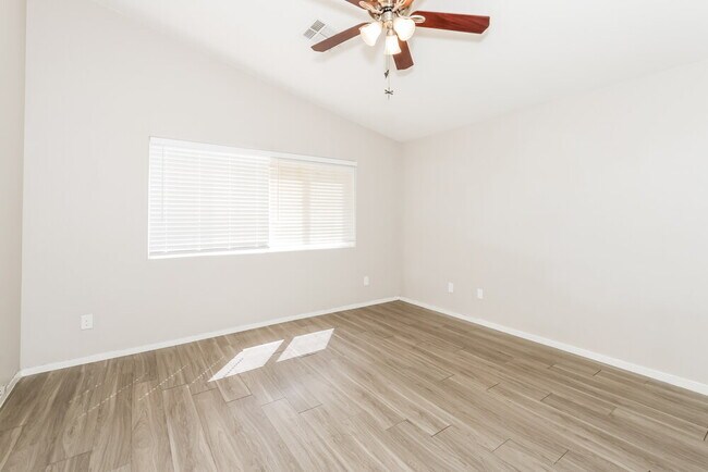 Building Photo - 995 River Walk Ct