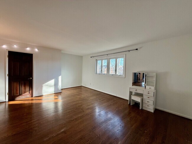 Building Photo - 28 Servan Ct