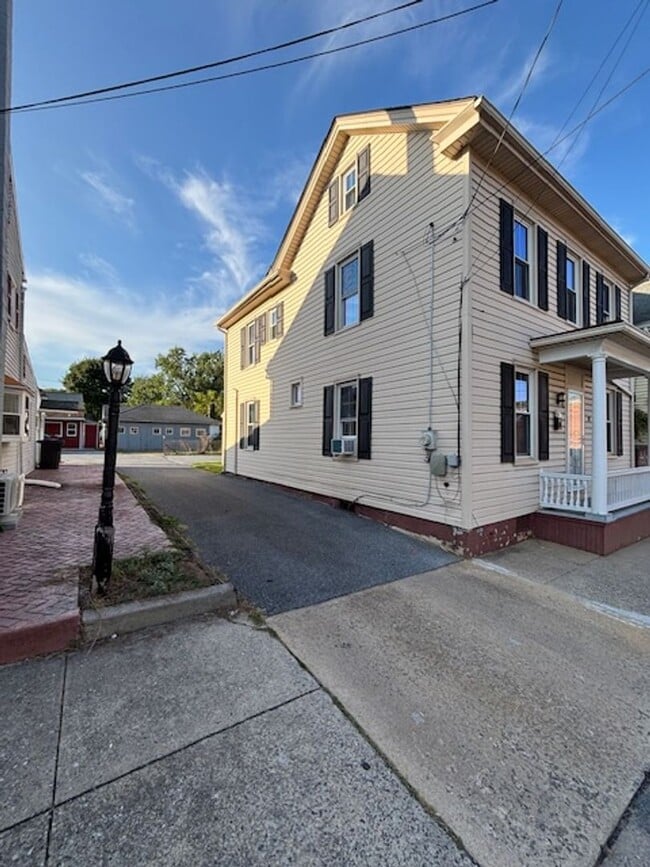 Building Photo - 3 Bedroom 1.5 Bathroom Available in Manheim!