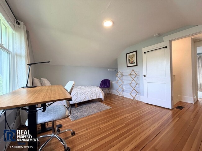 Building Photo - Fully Furnished North Tacoma Home Near Ruston Way & Stadium District!