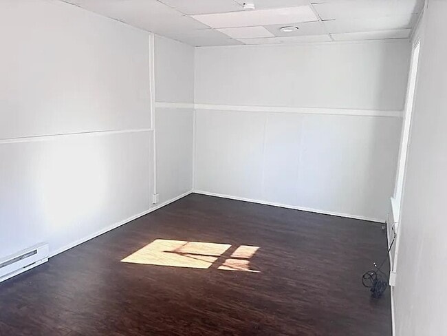 Building Photo - Renovated 1-Bedroom Apartment | Available Now | Housing Vouchers Accepted