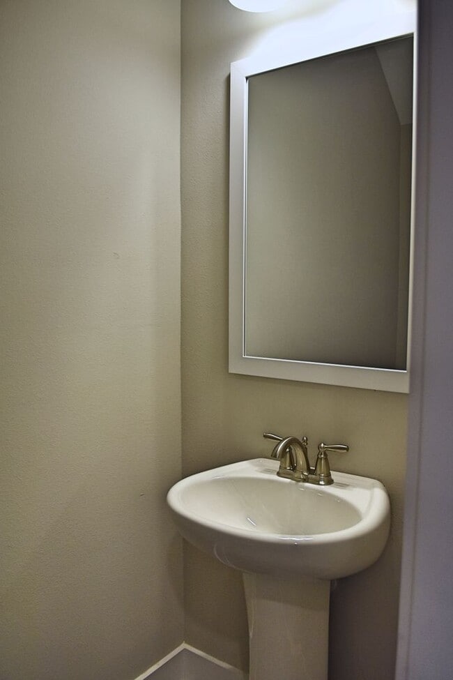Building Photo - Available June 2025-Garage Unit Verandas a...