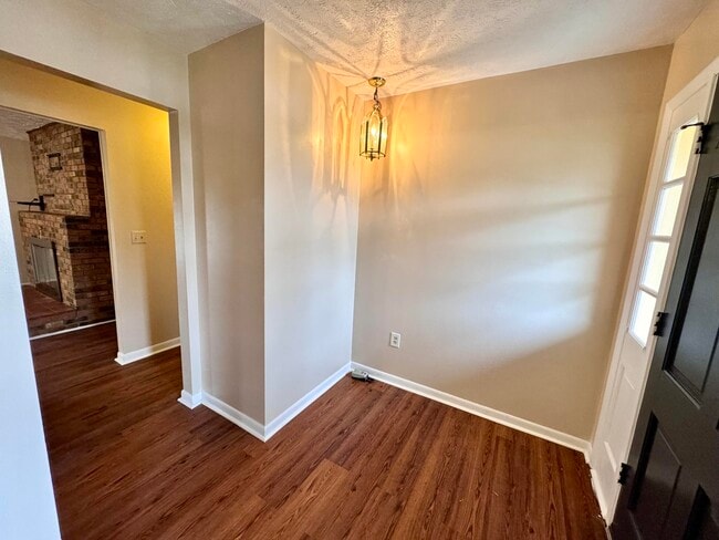 Building Photo - 303 Robin Dr