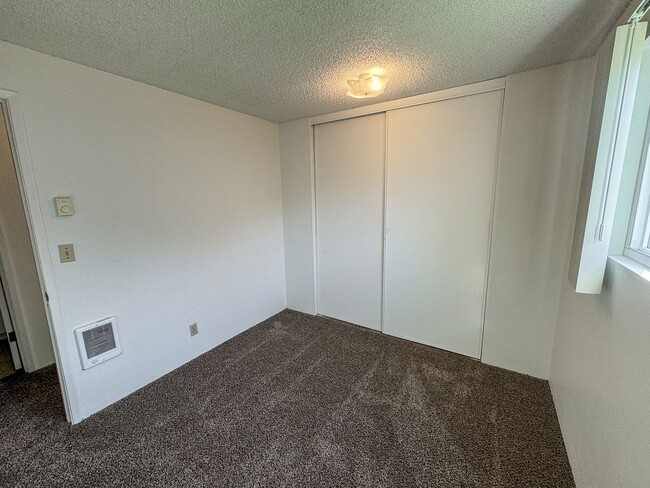 Building Photo - ANNETTE372-374