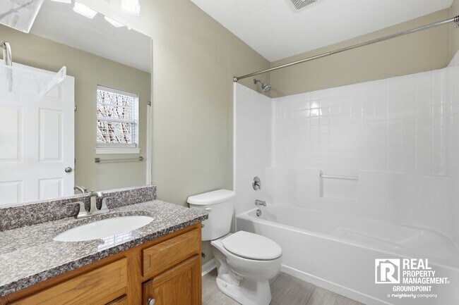 Building Photo - 3 Bedroom End Unit Townhome Near Dorchester and Ladson Road