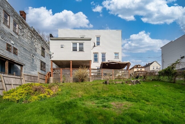 Building Photo - 1327 1st St