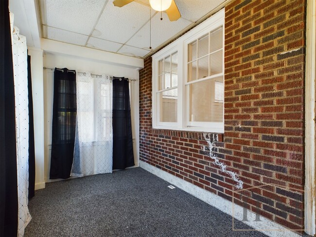 Building Photo - Available Now 3 bed 1 bath Located in Cent...