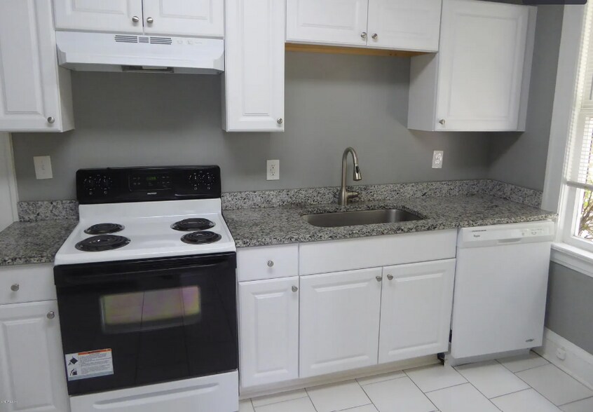 Building Photo - 2651 Dellwood Ave