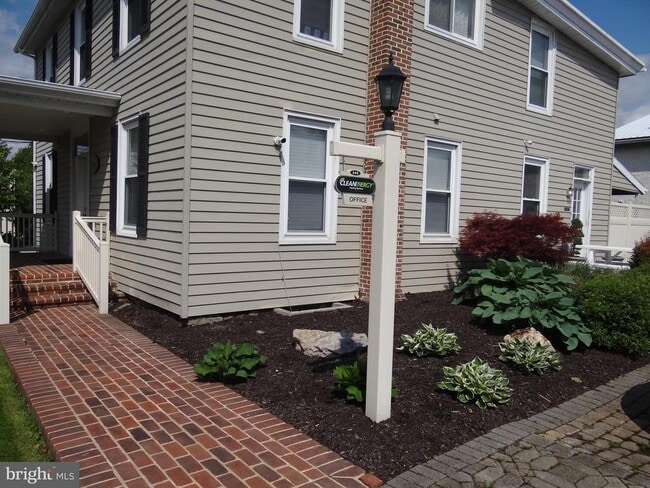 Building Photo - 510 Maple St