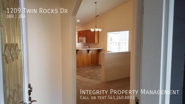 Building Photo - 1209 Twin Rocks Dr