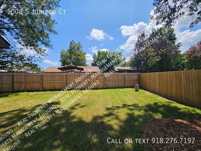 Building Photo - 1008 S Juniper Ct