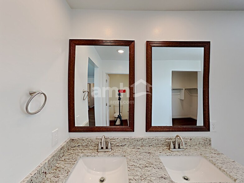 Building Photo - 14221 W Georgia Dr