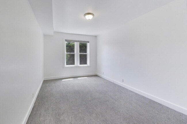 Building Photo - 3336 W Evergreen Ave