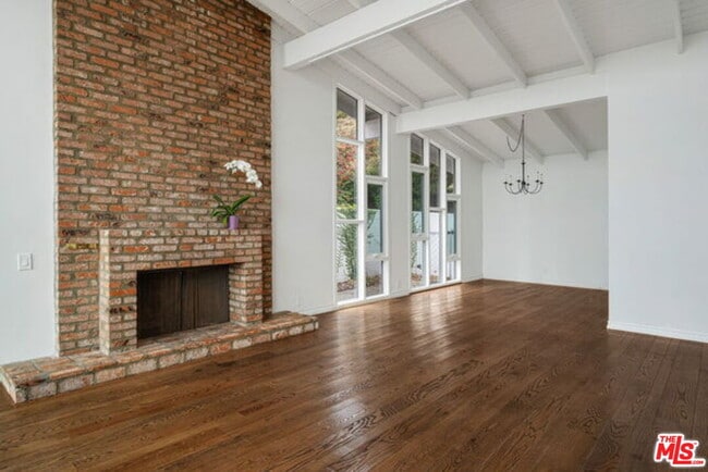 Building Photo - 1175 Las Pulgas Pl