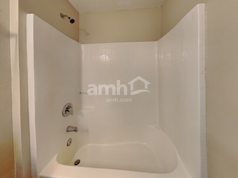 Building Photo - 16000 Wilkinson Dr