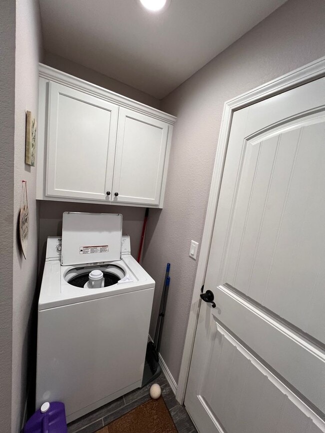 Building Photo - Spacious 3 bedroom home !