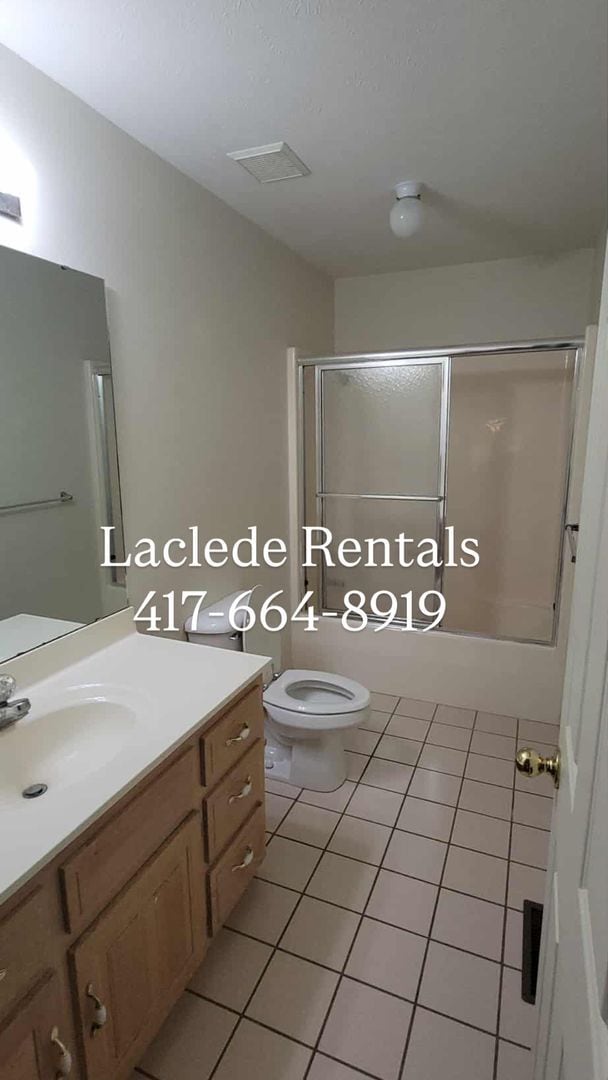 Building Photo - 2 BEDROOM 2 BATHROOM DUPLEX WITH GARAGE