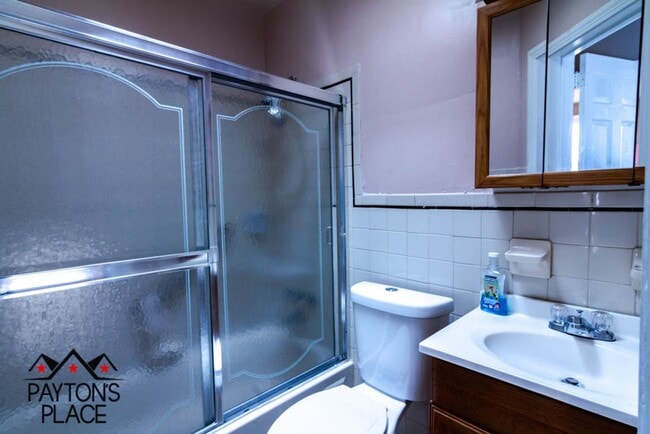 Building Photo - Spacious Single Family home with Huge Back...