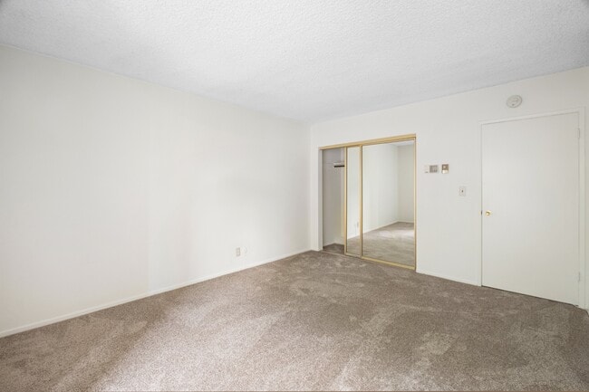 Building Photo - 5600 Kensington Way