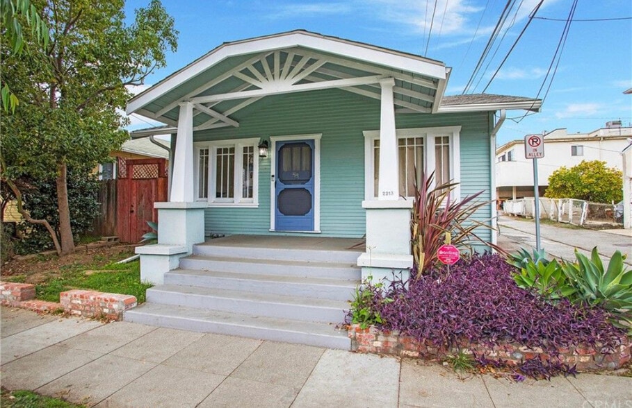 Cute paint and a perfect front patio - 2213 Arizona Ave
