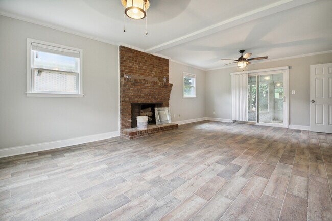 Building Photo - 1795 Queens Way